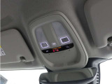 ルーフにあるボタンは、車両が始動しない場合、パンクした場合、または事故に遭った場合などの緊急時に支援の要請に使用できるため、安心感を高めることができます。