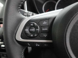 ステアリングスイッチ付き。手を離さずにさまざまな操作が可能です。