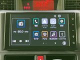 画面にはラジオやテレビ、電話、スマートフォン連携などのメニューが並び、目的の項目を見つけやすい構成です。音楽再生や設定も画面から選べて、日常の移動を便利に支えます。