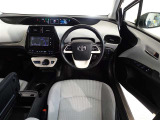 革巻き(合皮製)ステアリングで快適な操作性の運転席です。