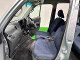 コンパクトなインパネとタイヤハウスで大柄な方も楽な広さの運転席。大きなドア開口部と低めのシートで乗り降りもしやすいですよ。
