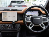 運転席からも感じられる、X-Dynamic HSEならではの上質な仕立て。ウィンザーレザーの質感と機能的なコックピットが、ディフェンダーらしい魅力を引き立てます。
