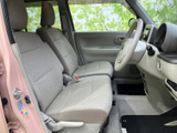 明るい色合いのシートとすっきりした室内で、運転席まわりも落ち着いた雰囲気です。前方や側方を見渡しやすく、乗り降りの際にもゆとりを感じられる空間となっています。