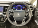ハンドルにHondaセンシング系のクルーズコントロールやレーンキープアシストなどのスイッチと、オーディオの操作スイッチが装備されています。ハンドルから手を離さず安全に操作できます。