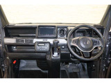 操作性に優れた運転席となります!小物入れや各ボタンの配置にこだわり、使いやすいです!座り心地もよく視認性も良好なのでロングドライブもお任せ下さい!