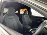 クオリティの高いシートを採用するのは、Audiのクルマづくりの哲学のひとつです。特に座り心地が重要です。体の大きなドイツ人が座っても頑丈な耐久性があります。。しかも肌触りも良く高級家具のようです。