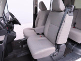 納車前に12ヶ月点検・エンジンオイル交換・ バッテリー交換・ワイパーゴム交換・キーレス、キーフリーの電池交換を実施しております。ダイハツの整備士がきっちりと点検したお車をお届けいたします!