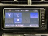 AM・FMをはじめ複数の音源が画面上に表示され、選びたい項目を確認しやすい構成です。お好みの音楽を手軽に楽しめ、日常の移動でも使いやすい装備です。