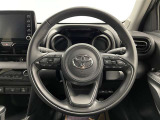 快適な操作性の運転席、ハンドルも綺麗に清掃済みです!もちろん安全を守るエアバッグも装備しているので安心してお乗りいただけます(^^)