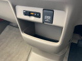 一列目シート真ん中に小物置き場があります