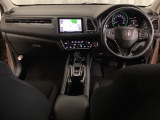 車内は光触媒抗菌消臭施工済です。インパネ周りはスタイリッシュなデザインで機能や装備も充実しています。グローブボックスやカップホルダーのほかにトレーなどたくさんの収納スペースが付いています。