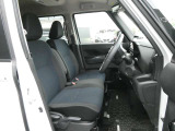 運転席シートには手動式のシートリフター機能が備わっています。