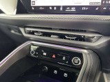 ●クールで上品で室内を横に広く感じられるよう設計されたダッシュボード周りです。Audiらしい心地よい空間です。