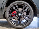 【BMWアロイホイル】軽量かつ強度に拘ったアロイホイル。走行性能ポテンシャルを引き出す設計。車の足元を引き締めてくれる大きなポイントはアロイホイルです。