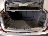 BMWではスペアタイヤが非搭載となるため、スペースは拡大されており、収納スペースとして利用可能。トランクの下にも収納スペースがあり、意外と役に立つスペースでございます。