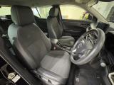運転席は大きな座面と包み込むような背もたれが身体全体を支えます。上質なシートを採用し長時間の運転やコーナーの多い道も快適です。座ったときの頭上スペースも余裕たっぷりでロングドライブも楽チンです♪