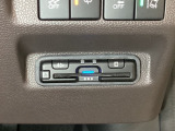 ハンドルの右下にETCがついています。高速道路の料金所の通過も楽々です!。 カードの取り出しもしやすい場所についています。