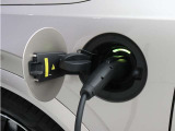 専用コードを接続するだけで簡単に充電が行えます。走行中の充電のほか、自宅などに設置された充電機器からの充電が可能です。