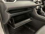 何かと便利なグローブボックス。メンテナンスノートや車検証、ちょっとしたメモと筆記用具等を入れておくとあればもしもの時にも便利ですね。☆詳しくは無料通話0078-6003-827541 相模原ICすぐ