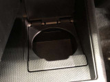 カップホルダー付きです。カップホルダー?と思われるかもしれませんが、意外にないと困る装備の1つなんですよ。