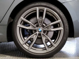 BMWの純正アロイホイールは軽量かつ強度にも優れているホイールで走行性能を引き上げる設計になっております。足元にもBMWは妥協がなくこだわっている個所になります。