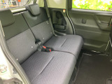 後席は左右に並んだシートとヘッドレストを備え、同乗者がくつろぎやすい空間です。窓から光が入り、足元にも空間が広がるため、移動中も開放感を感じられます。