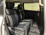 ゆとりのある2列目シートは、同乗者が落ち着いて過ごしやすい空間です。窓からの見通しもあり、家族での移動や複数人でのお出かけにも使いやすい室内となっています。