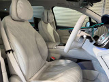 メルセデスのシートは、少し硬めに出来ておりますので、長時間の運転でも疲れにくく、安全にドライビングをお楽しみ頂けます