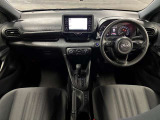 運転席の画像です。足元やシートまわりに余裕があり、リラックスした姿勢で運転が可能です。視界も良好で操作系へのアクセスもしやすく、快適で安心感のあるドライブをサポートします。