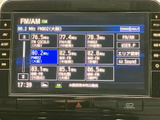 FM放送の周波数や選局候補が画面に一覧表示され、聴きたい局を見比べながら選べます。画面内の表示が整理されており、ラジオを楽しみたい日常の移動時間にも使いやすい装備です。