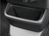 ◆センターロアボックス◆インパネ中央の下部には、ごみ箱としても使用する事ができるセンターロアボックスを装備しております。