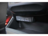インパネ下方には通信・充電用USB&times;2(TypeA、C)とAUX入力端子をオプション装備、夜間でもわかりやすいようにポート部は白色の照明を採用、スマホなどを置けるスペースもあり使いやすい位置です