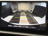こちらのバックカメラは画面にラインが表示されておりますので、バック時のクルマの進行方向の目安になります。より高いレベルで車庫入れをサポートする、便利な機能ですね。