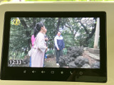 画面には屋外の映像が表示され、人物や周囲の風景を見渡せます。大きな画面で内容を確認しやすく、車内で映像を楽しむ際にも便利な装備です。