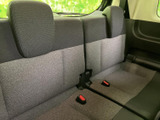 後方のシートにもヘッドレストとシートベルトを備え、乗車人数に合わせて活用できます。窓から外の様子を確認できる配置で、後席に座る方にも落ち着いて過ごせる空間です。
