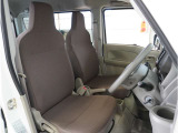 【清潔感のある運転席&助手席】隅々までクリーニングの行き届いた運転席&助手席。目立ったシミや汚れ等もございません。快適なドライブをどうぞ。