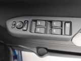 パワーウィンドウのスイッチです。 運転席に居ながら助手席の窓を開け閉めできるので便利ですよ。 ロック機能も付いてるので子供がイタズラして窓を開けるという事もできなくできますよ。