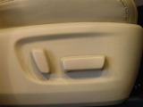 パワーシート搭載。微妙な調整が手軽にでき、ピッタリの最適なポジションで運転することが可能です。