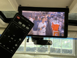 後席上部に設置されたモニターで、映像を見やすい位置から楽しめます。リモコンも備わり、停車中の休憩時間など、車内で過ごすひとときに活用いただけます。