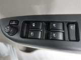 運転席のパワーウインドスイッチで全席窓の開閉・ロック操作ができます。