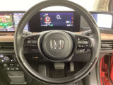車内は光触媒抗菌消臭施工済です。インパネ周りはスタイリッシュなデザインで機能や装備も充実しています。グローブボックスやカップホルダーのほかにトレーなどたくさんの収納スペースが付いています。