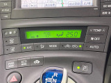 【オートエアコン】一度お好みの温度に設定すれば、車内の温度を検知し風量や温度を自動で調整。暑い&hellip;寒い&hellip;と何度もスイッチ操作をする必要はありません。快適な車内空間には必須の機能ですね♪