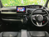 運転席まわりはメーターやナビ画面が見渡しやすく、前方の視界も広々。シートには落ち着いた色合いを採用し、運転する方も助手席の方もくつろいで過ごせる空間です。