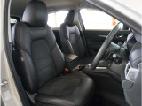 【清潔感のある運転席&助手席】隅々までクリーニングの行き届いた運転席&助手席。目立ったシミや汚れ等もございません。快適なドライブをどうぞ。