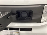 急速充電は車内のボタンを操作して開け、あとは充電コネクターを差すだけで充電開始します。簡単な充電操作と、フタの開け方を変えることで差し間違いを防げる安心感。