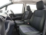 長時間の運転でも疲れにくいよう、膝元にゆとりを持たせた設計のフロントシート。