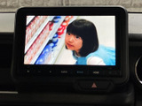 停車中にテレビ映像を視聴できる画面を備えています。休憩時間などに映像を楽しめるため、車内で過ごすひとときにも活用できます。視聴は停車時にお楽しみください。