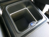 急速クーラーボックス装備。500mlのペットボトルが4本入ります。
