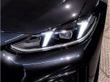 【LEDヘッドライト】先進のLEDテクノロジーを採用。放射される白色光の周波特性は太陽光に近く、バイキセノン・ヘッドライトを上回るコントラストで更に明るく輝きます!