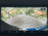 車両周辺の状況をモニターで確認でき、駐車時など周囲を把握したい場面で役立ちます。画面表示を活用することで、日常の取り回しをサポートします。